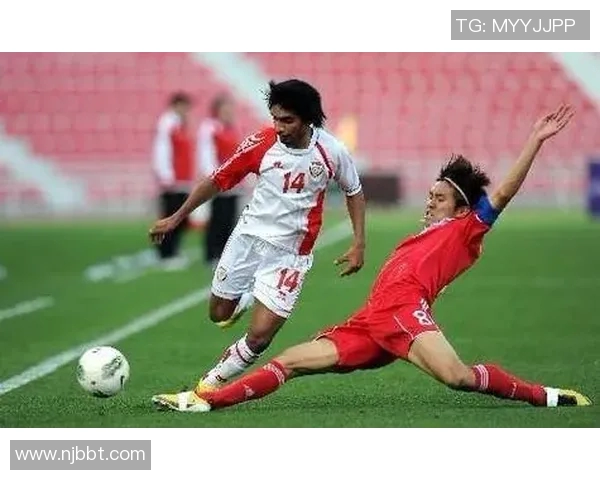 足球明星在球场上铲倒小球迷的幽默瞬间引发热议与欢笑